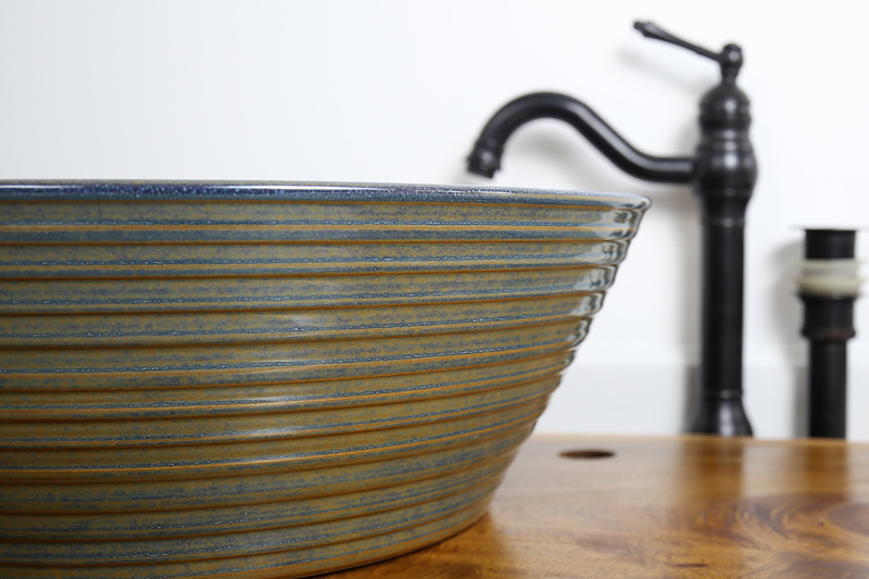 Bề mặt bên ngoài của sản phẩm được trang trí các vân tròn đồng tâm