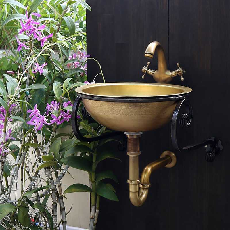 Chậu rửa mặt thủ công bằng đồng thau mang vẻ đẹp mộc mạc, tự nhiên