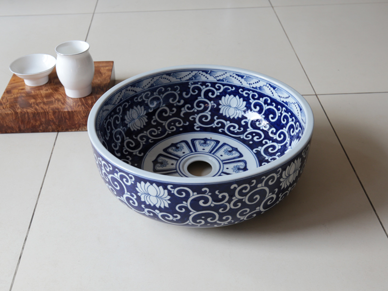 Chiếc chậu SU120 được làm từ đất sét cao lanh