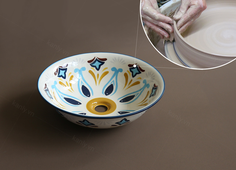 Chiếc chậu được làm từ nguyên vật liệu đất sét mộc mạc