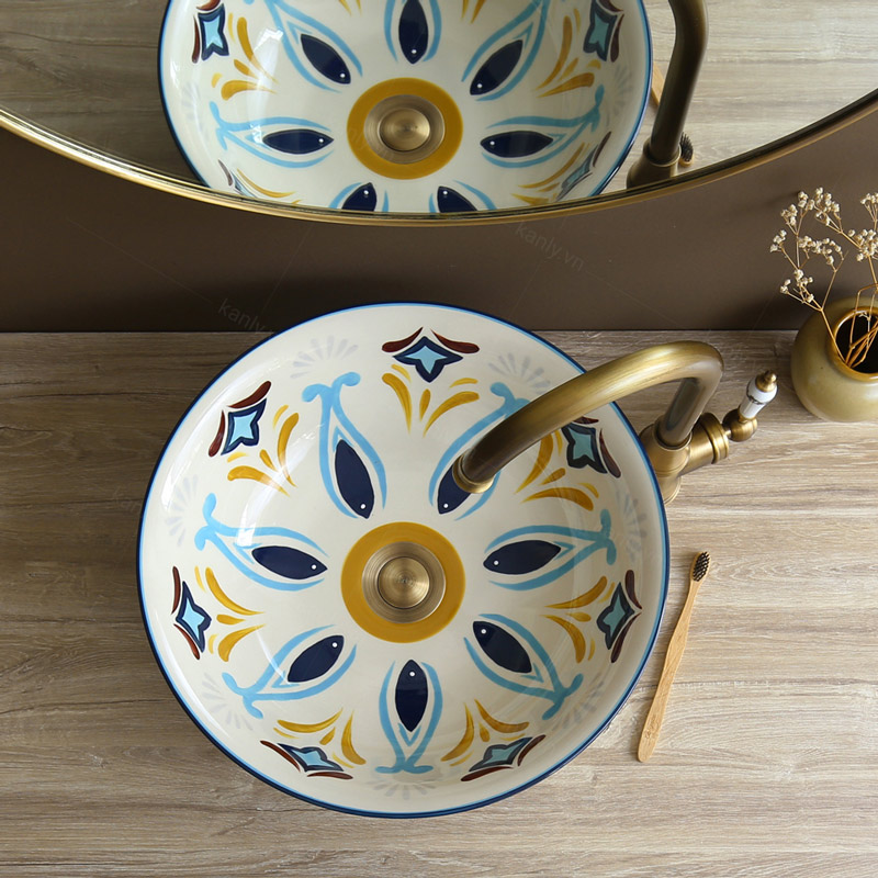 Nghệ nhân đã truyền cả cái tâm của họ vào việc chế tác từng chiếc lavabo sứ hoa văn mỹ thuật