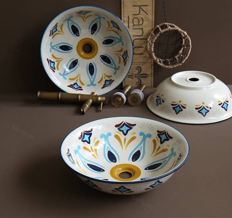 Bồn rửa bằng sứ thể hiện phong cách mộc mạc, gần gũi quen thuộc