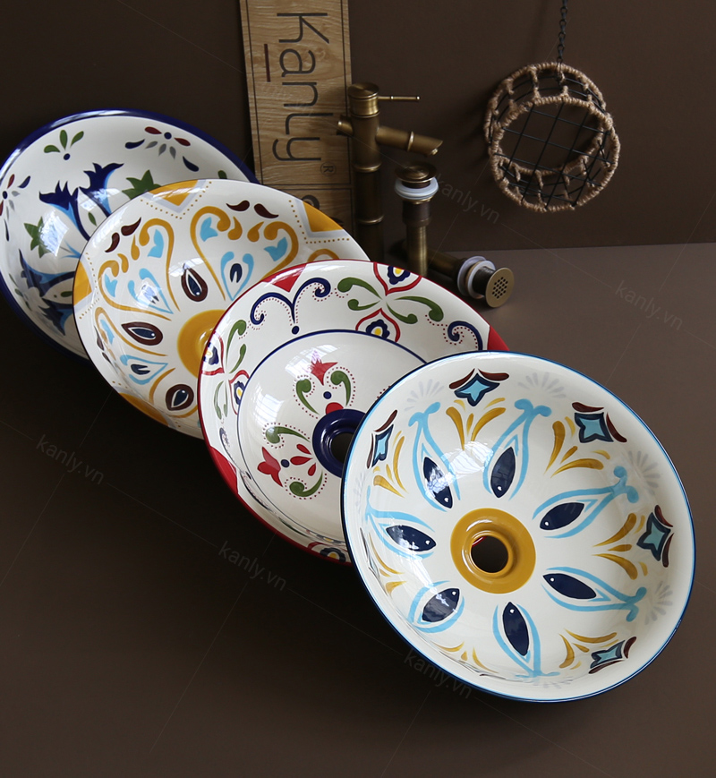 Lavabo sứ hoa văn SU403 phù hợp lắp đặt cùng các thiết bị vệ sinh bằng đồng giả cổ