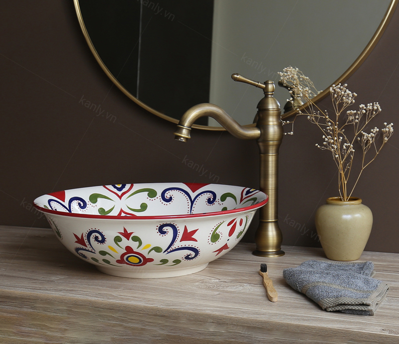 Lavabo sứ lắp đặt cùng vòi nước đồng thau, đầu xả lavabo bằng đồng, phụ kiện đồng giả cổ độc đáo