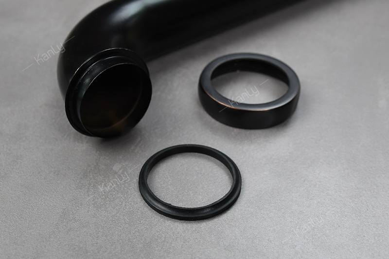 Giăng cao su tại điểm tiếp nối chống rỉ nước