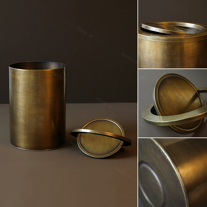 Thùng rác RSC504 có kiểu dáng thiết kế dạng “hình lăng trụ tròn” đơn giản, mộc mạc