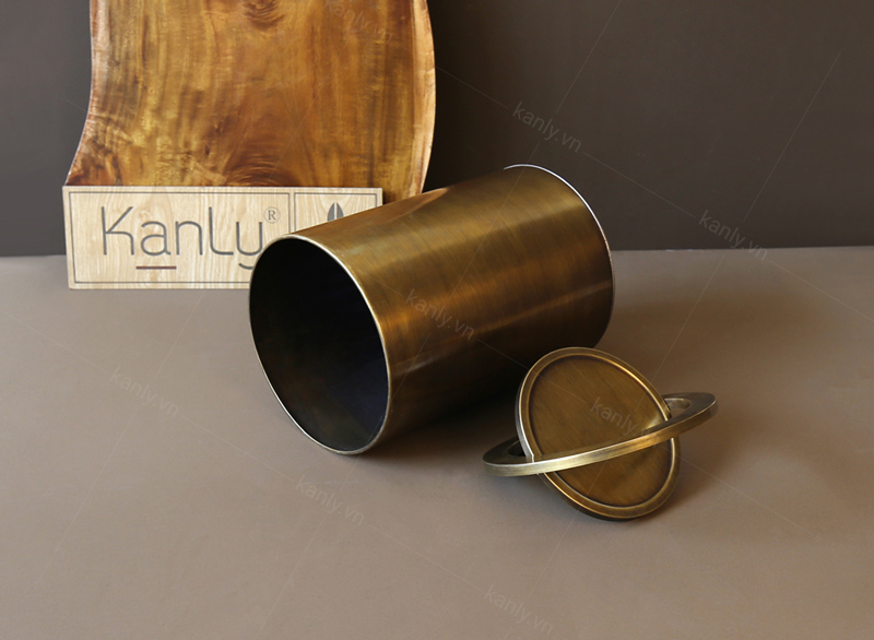 Chiếc thùng rác đồng thau nắp lật RSC504 làm thủ công từng chiếc