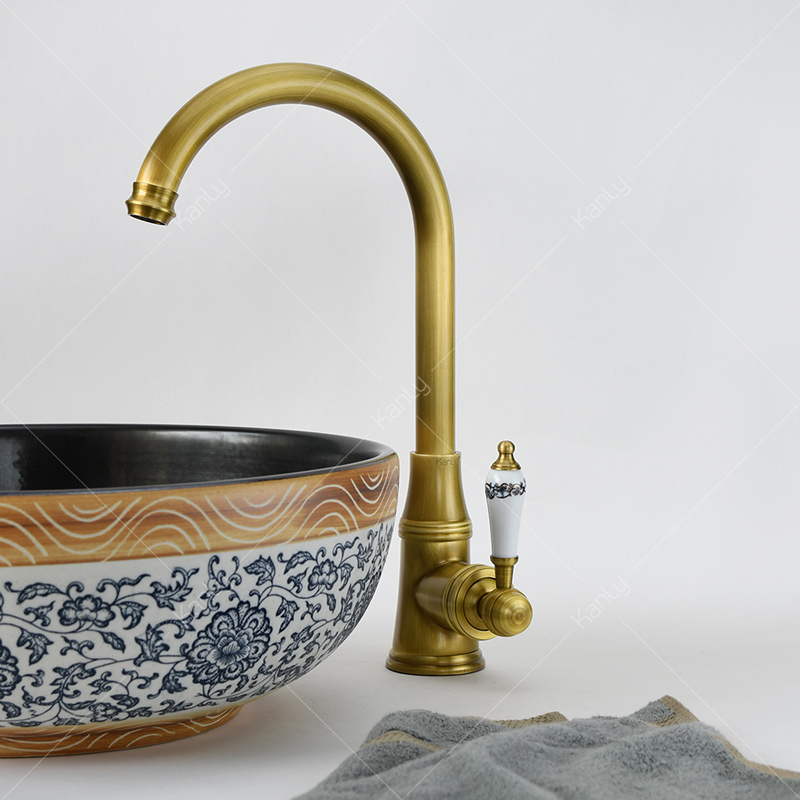 Vòi chậu bếp cổ điển mang phong cách hoàng gia, sang trọng