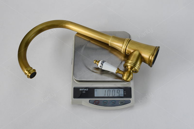 Vòi chậu bếp cổ điển GCC07 có trọng lượng khoảng 1kg