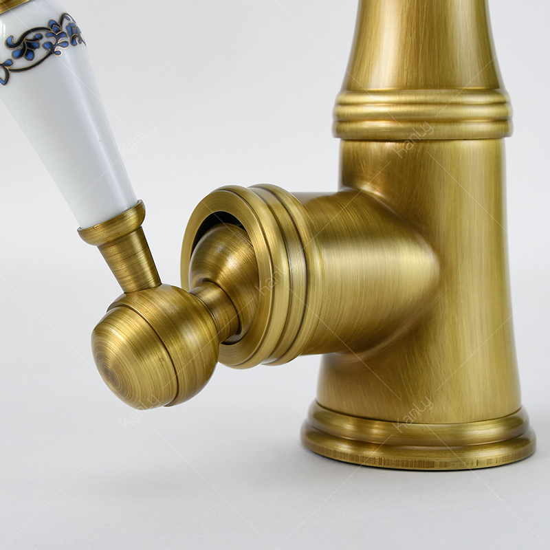 Vòi chậu bếp sở hữu kiểu dáng phong cách Châu Âu cổ xưa