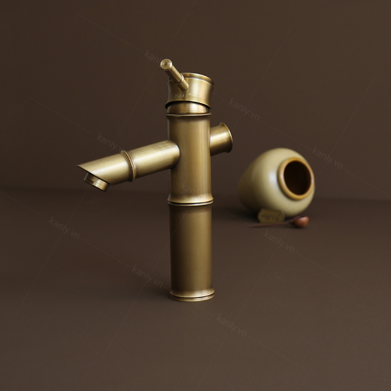 Cần gạt nước kiểu gật gù quen thuộc, dễ sử dụng