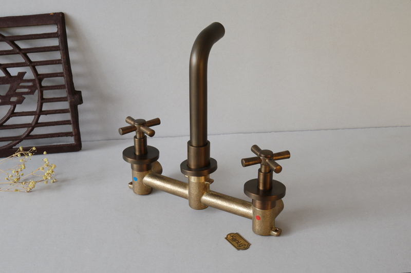 Vòi lavabo âm tường có thiết kế theo xu hướng neoclassical