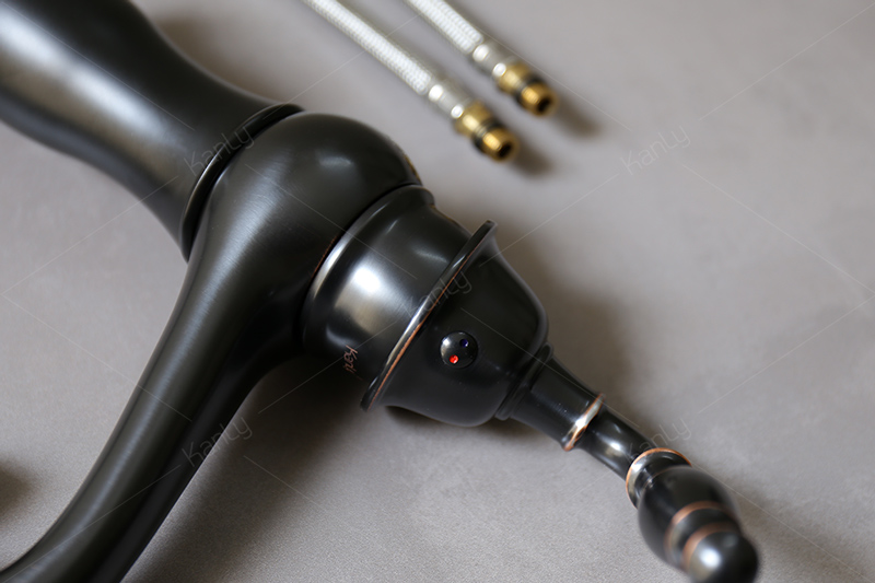 Vòi nước lavabo nóng lạnh cổ điển