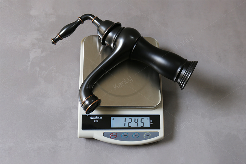 Vòi nước đồng thau cổ điển GCV14B có trọng lượng 1.3kg dày nặng, chất lượng