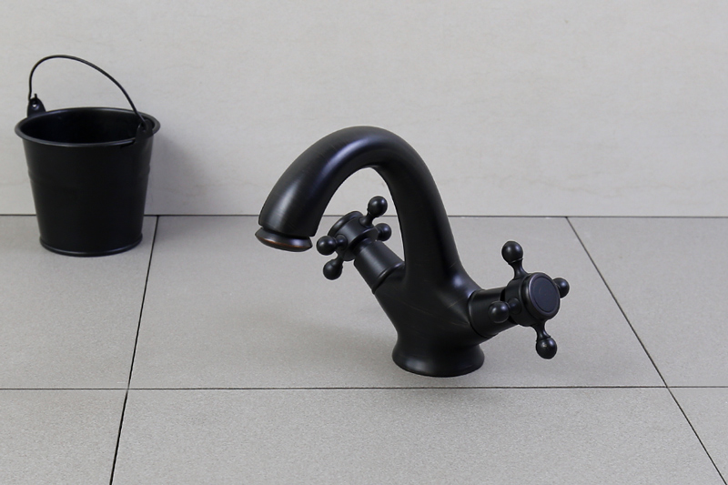 Vòi nước lavabo GCV05B có 2 van vặn nóng lạnh riêng biệt