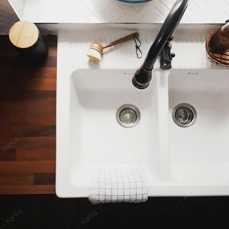 Vòi bếp nóng lạnh màu đen giả cổ độc lạ