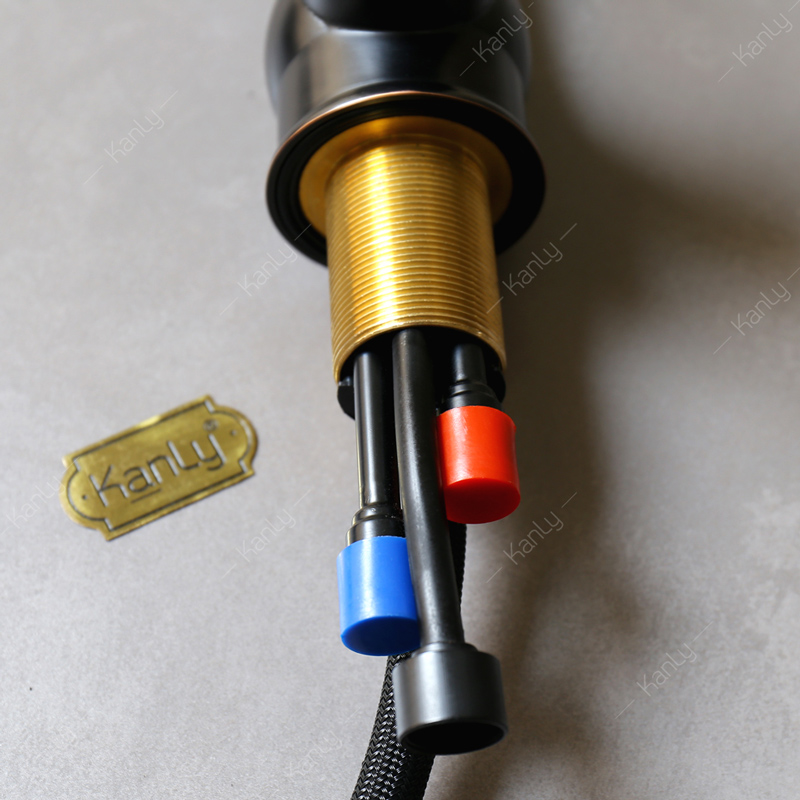 Vòi rửa chén trang bị 2 đường cấp nước nóng lạnh