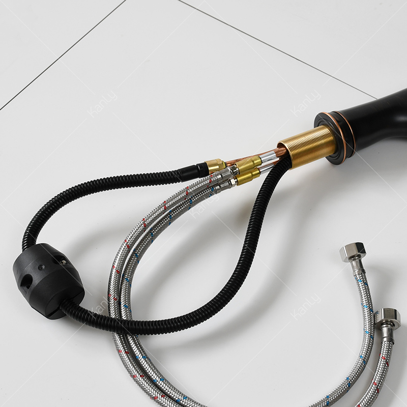 Đầu vòi nước sẽ tự động thu lại về vị trí ban đầu