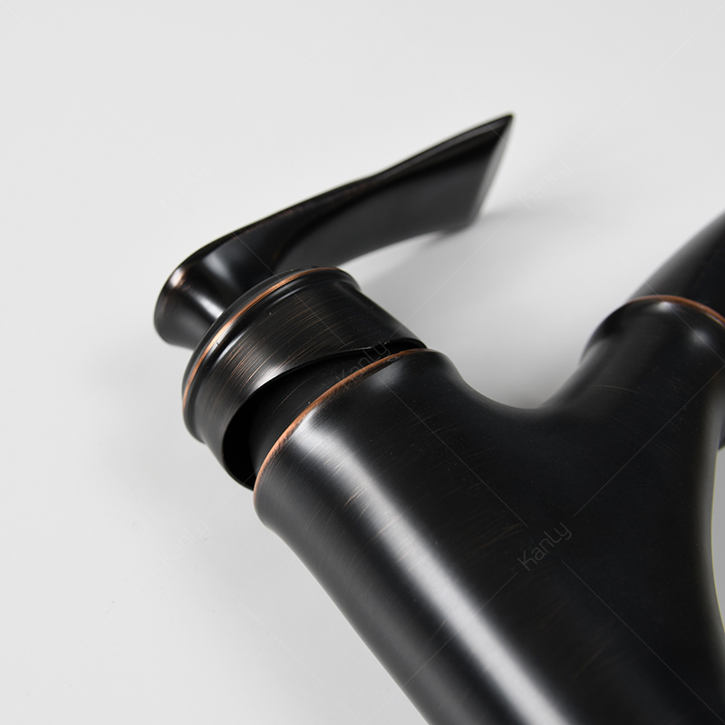 Bề mặt chiếc vòi được xử lý phủ lớp sơn màu đen