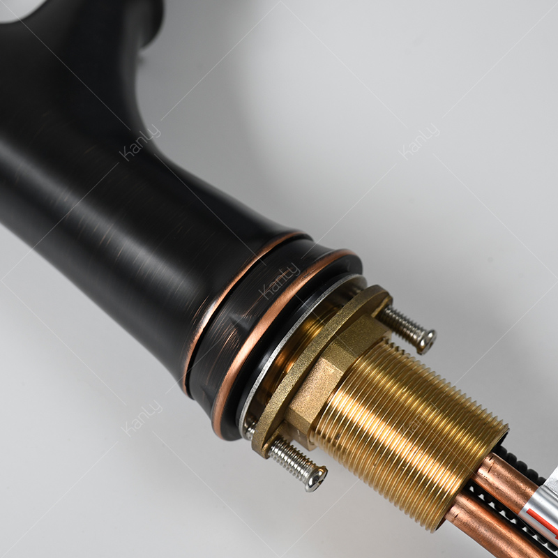 Vòi rửa bát màu đen có các ánh xước kim loại đỏ độc lạ