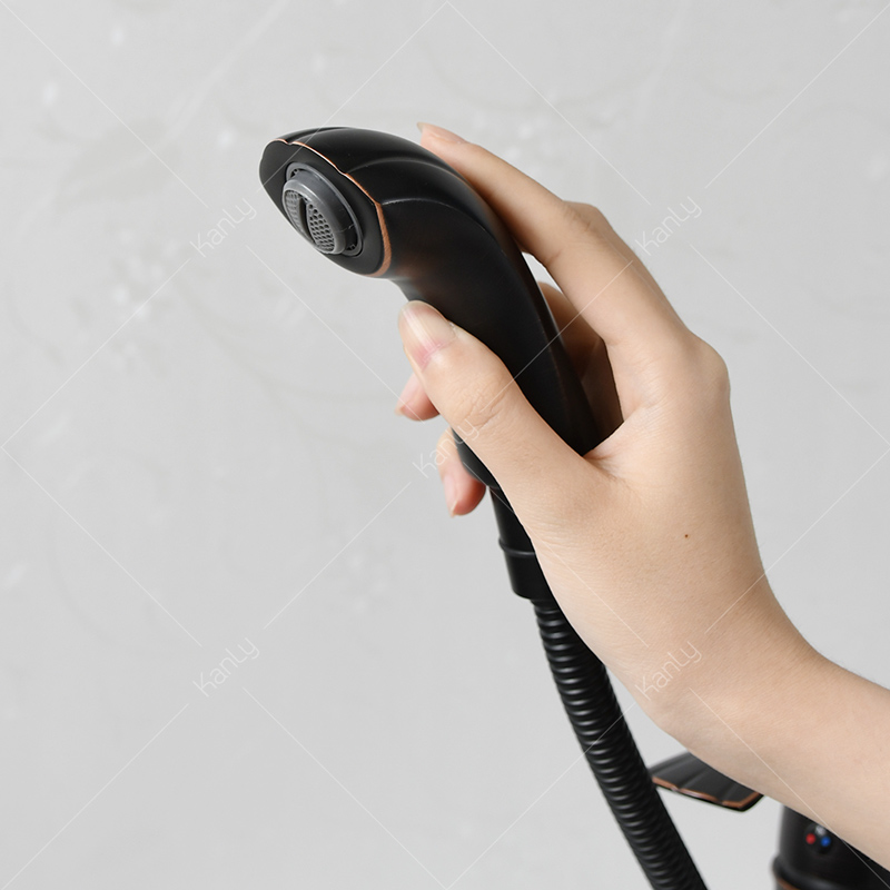 Đầu vòi nước có thể kéo dài ra dây rút tiện lợi