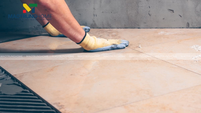 Các loại gạch men bóng có bề mặt nhẵn, độ ma sát thấp nên có thể gây nguy hiểm khi sàn bị ướt