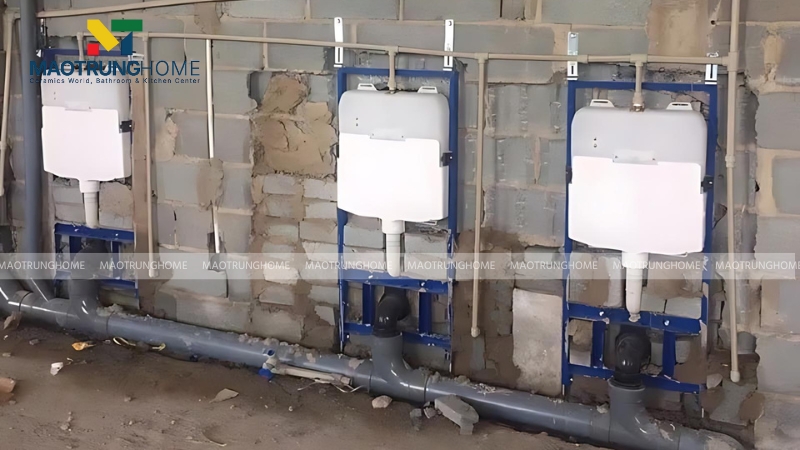 Bồn cầu treo tường cần phải được lắp trên tường vững chắc như tường bê tông để đảm bảo an toàn khi sử dụng