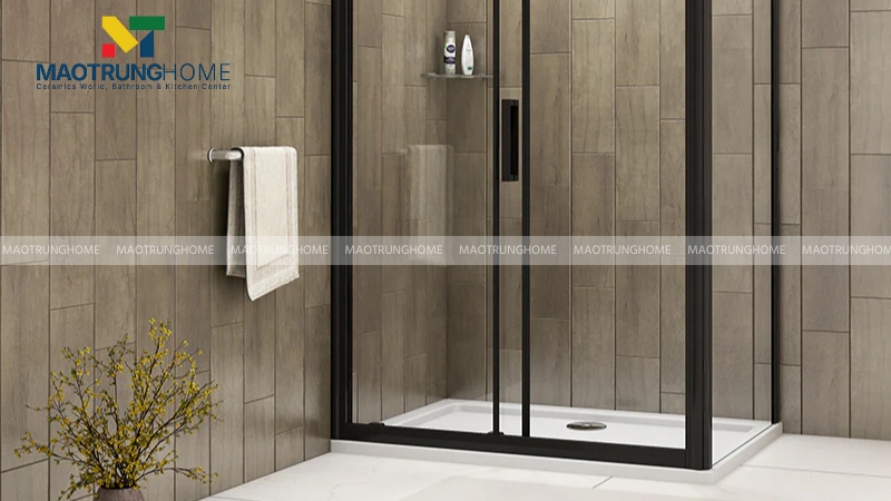 Vách kính được làm từ kính cường lực, có khả năng chịu lực rất tốt