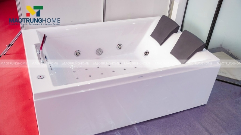 Bồn tắm massage được trang bị hệ thống máy bơm và các mắt sục
