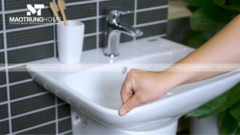 Lavabo treo tường là loại thiết bị vệ sinh được gắn trực tiếp lên tường.