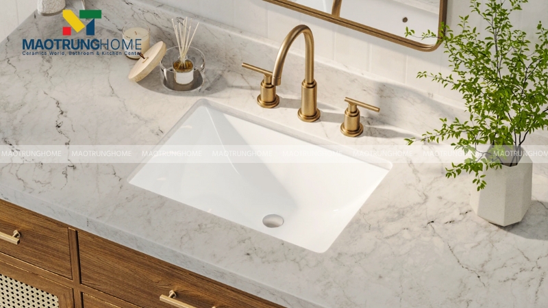 Lavabo âm bàn có toàn bộ phần lòng chậu được lắp đặt chìm hoàn toàn.