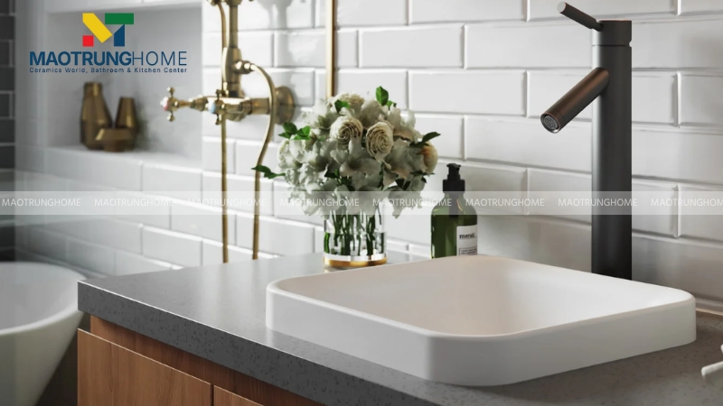 Một phần lòng chậu được khoét âm xuống dưới bàn đá.