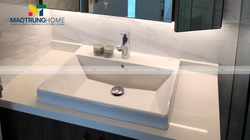 Lavabo dương vành cũng được khoét lỗ để đặt vào bàn đá.