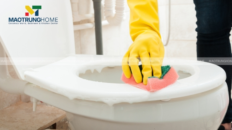 Vệ sinh thường xuyên bằng xà phòng pha loãng hoặc các chất tẩy rửa chuyên dụng