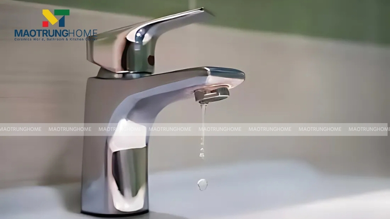 Bạn có thể tự kiểm tra và sửa vòi rỉ nước hoặc có thể gọi kỹ thuật viên