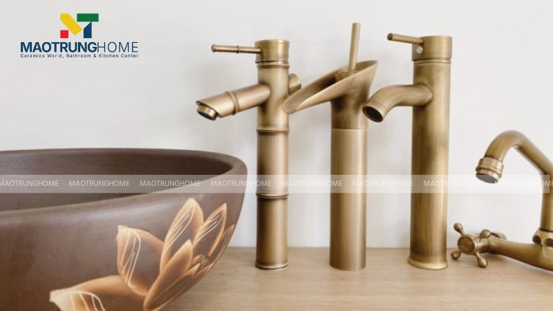 Vòi lavabo bằng đồng thau chất lượng cao sẽ có khối lượng nặng và cảm giác cầm chắc tay hơn hàng kém chất lượng