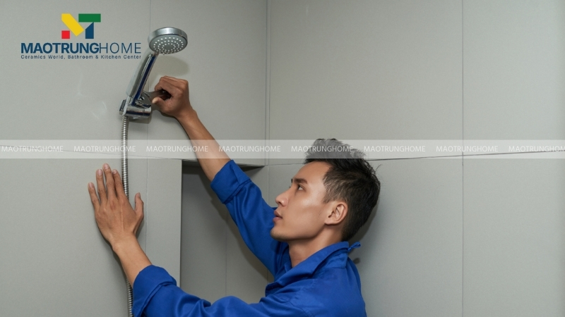 Siết các đai ốc vừa đủ lực bằng mỏ lết, tránh dùng lực quá mạnh