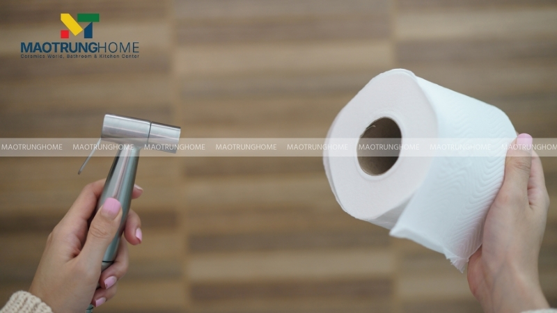 Nước có khả năng làm sạch hoàn toàn các chất bẩn và vi khuẩn mà giấy vệ sinh không thể loại bỏ hết