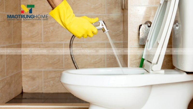 Luôn xịt thử vào thành bồn cầu trước khi dùng để kiểm tra áp lực nước