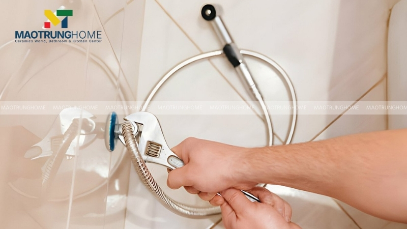 Định kỳ kiểm tra dây cấp nước để phát hiện sớm các dấu hiệu nứt, gãy hoặc rò rỉ