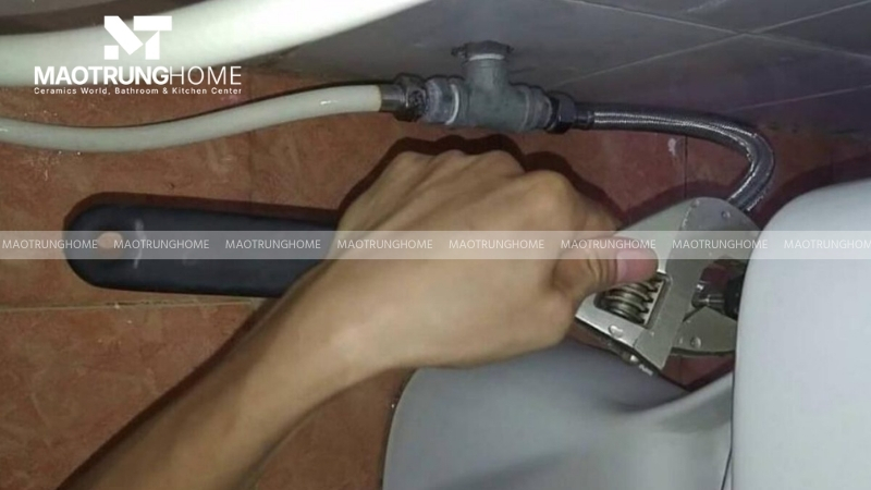 Khi siết ốc, chỉ nên dùng lực vừa phải