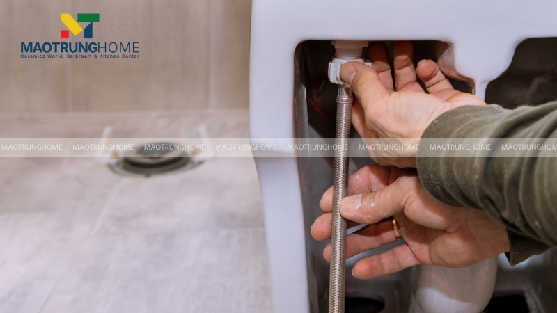 Khoá van nước và xả hết nước còn lại