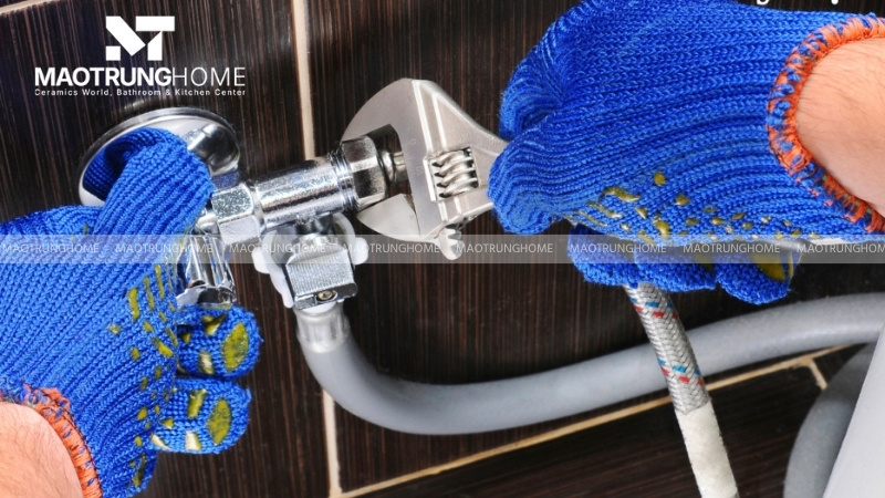 Lắp dây dẫn vào đầu chia nước