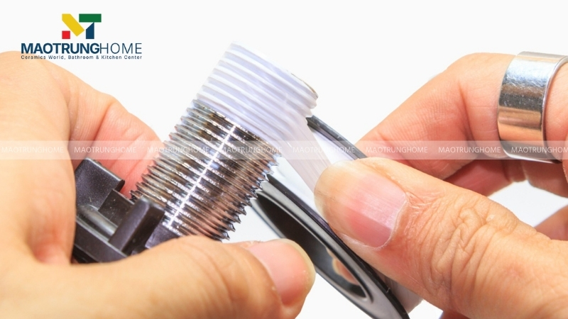 Quấn khoảng 5 - 7 vòng băng keo tan quanh các đầu ren của van T