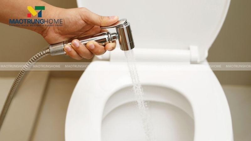 Mở lại van nước và kiểm tra hoạt động vòi xịt