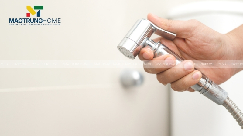 Nút nhấn bị kẹt, không đàn hồi hãy thay một đầu vòi xịt mới để đảm bảo hoạt động ổn định