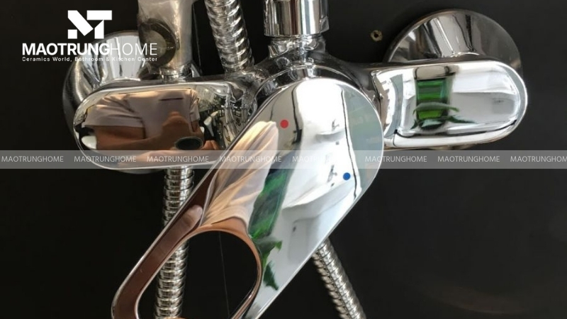 Gạt tay sen về phía màu đỏ để tăng nhiệt độ và gạt về phía màu xanh để làm lạnh nước