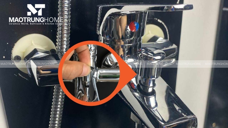 Núm vặn cho phép bạn lựa chọn chế độ xả nước giữa bát sen cây (tắm mưa), bát sen tay hoặc vòi xả