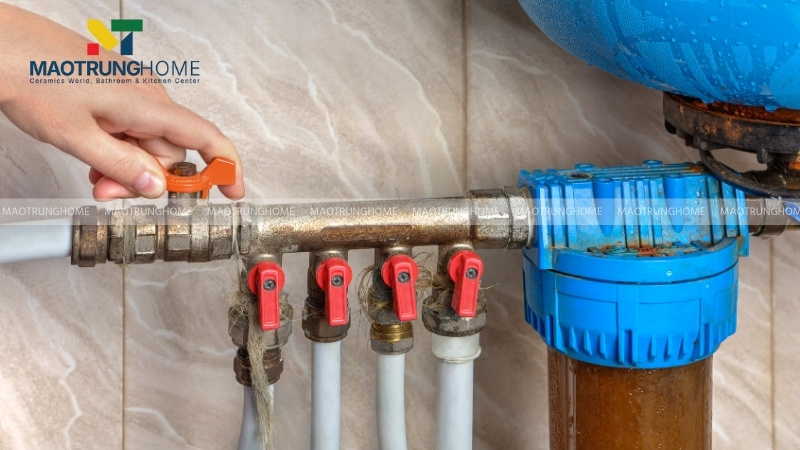 Khóa chặt van cấp nước tổng của phòng tắm hoặc của cả nhà để tránh tình trạng nước phun ra ngoài