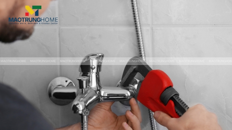 Dùng đúng kích cỡ cờ lê, tua vít sẽ tránh làm toè đầu ốc hoặc biến dạng đai ốc